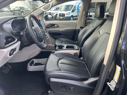 Used 2024 Chrysler Pacifica Touring-L image 5