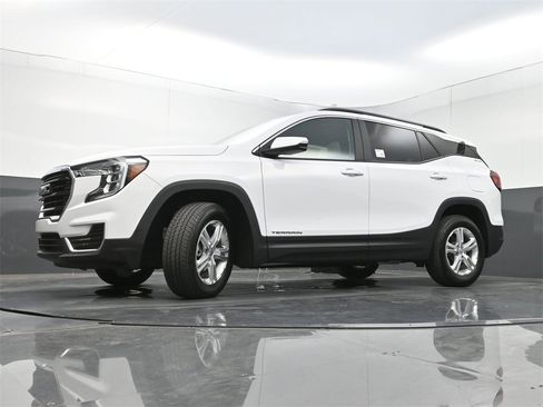 Used 2023 GMC Terrain SLE w/ Driver Convenience Package image 24
