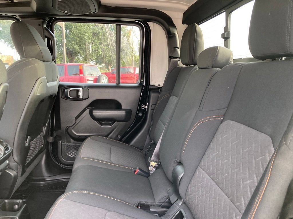 Used 2025 Jeep Gladiator Mojave w/ Convenience Group AWD/4WD image 10