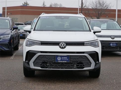 Certified 2025 Volkswagen Taos SE image 2