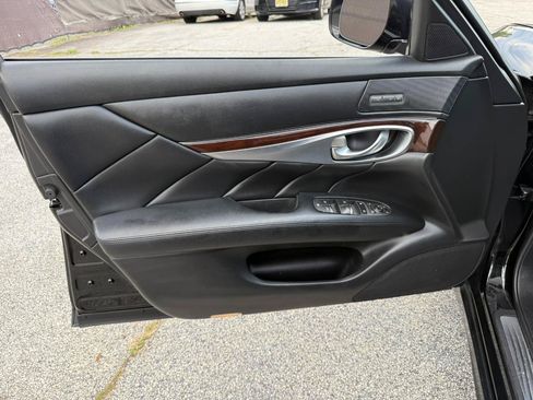 Used 2018 INFINITI Q70 Luxe RWD image 28