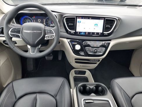 Used 2024 Chrysler Pacifica Touring-L image 25