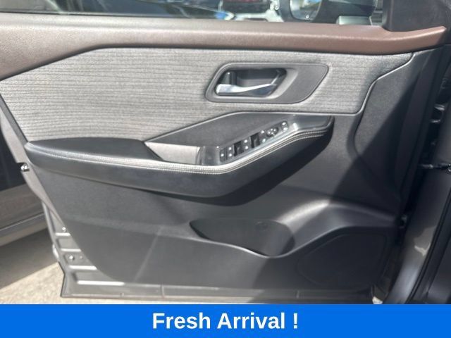 Used 2023 Nissan Rogue SV FWD image 12