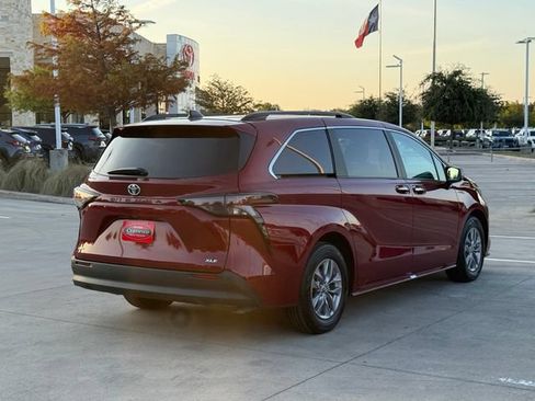 Used 2026 Toyota Sienna XLE FWD image 6