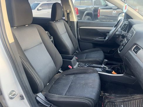Used 2018 Mitsubishi Outlander SE image 3