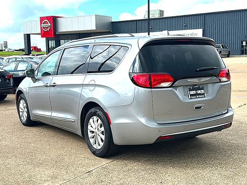Used 2019 Chrysler Pacifica Touring-L FWD image 6