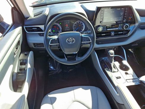 Used 2021 Toyota Highlander LE image 13