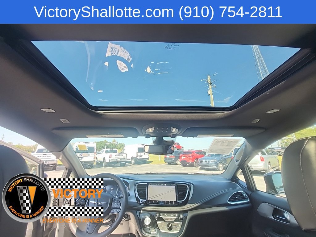 Used 2025 Chrysler Pacifica Limited FWD image 5