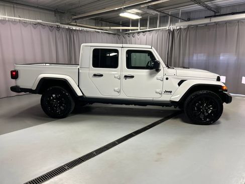 Used 2024 Jeep Gladiator Sport AWD/4WD image 8