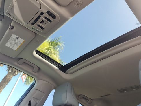 Used 2024 Toyota Highlander XLE FWD image 20