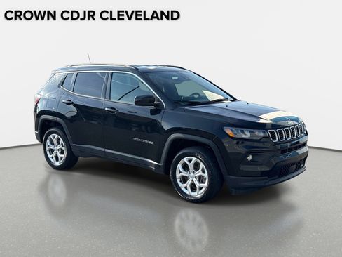 Used 2024 Jeep Compass Latitude AWD/4WD image 4