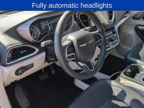 Used 2023 Chrysler Pacifica Touring-L FWD image 10
