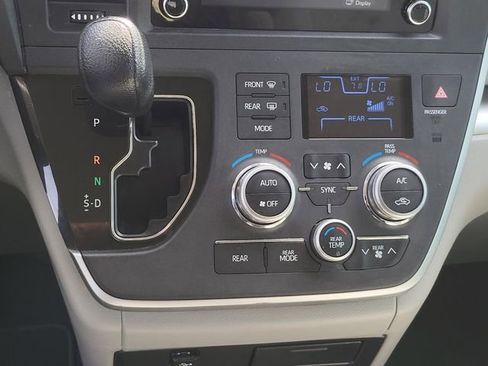 Used 2020 Toyota Sienna L image 23