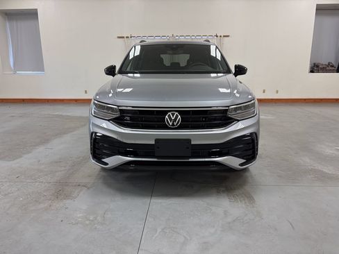 Used 2024 Volkswagen Tiguan SE R-Line AWD/4WD image 3