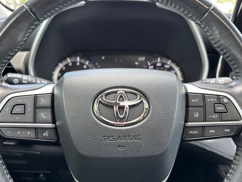 Used 2022 Toyota Highlander XLE FWD image 27