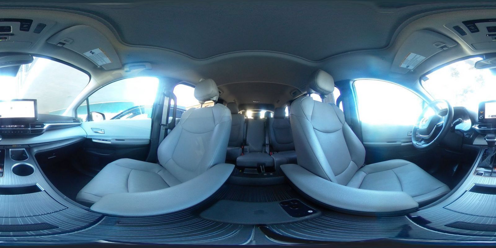 Used 2025 Toyota Sienna XLE FWD image 44