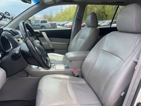 Used 2013 Toyota Highlander SE AWD/4WD image 2