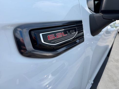 Used 2024 GMC Sierra 1500 AT4 w/ Technology Package AWD/4WD image 8