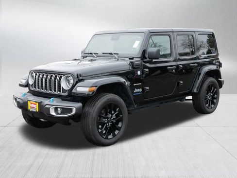 Used 2024 Jeep Wrangler Sahara AWD/4WD image 3
