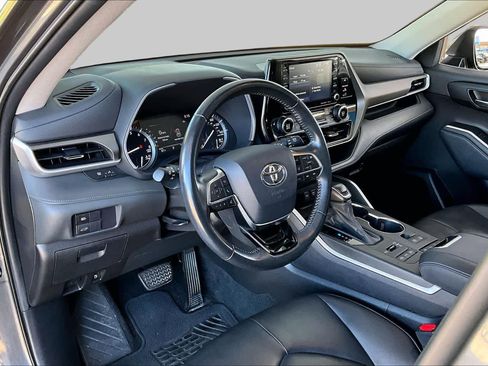 Used 2021 Toyota Highlander XLE AWD/4WD image 18