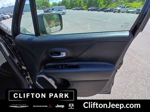 Used 2022 Jeep Renegade Latitude w/ Sun/Sound Group AWD/4WD image 16