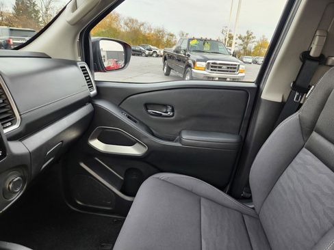 Used 2024 Nissan Frontier SV image 15
