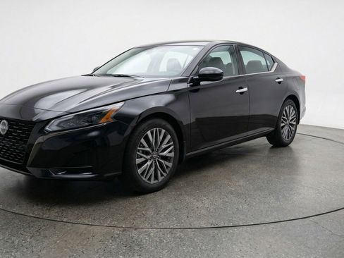 Used 2025 Nissan Altima 2.5 SV image 3