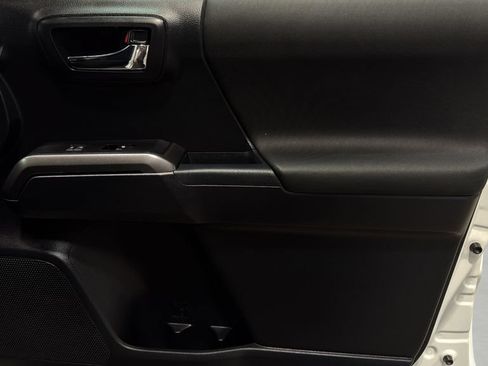 Used 2018 Toyota Tacoma SR5 AWD/4WD image 9