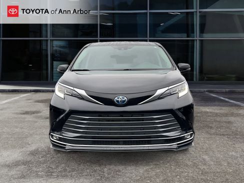Used 2023 Toyota Sienna Limited image 14