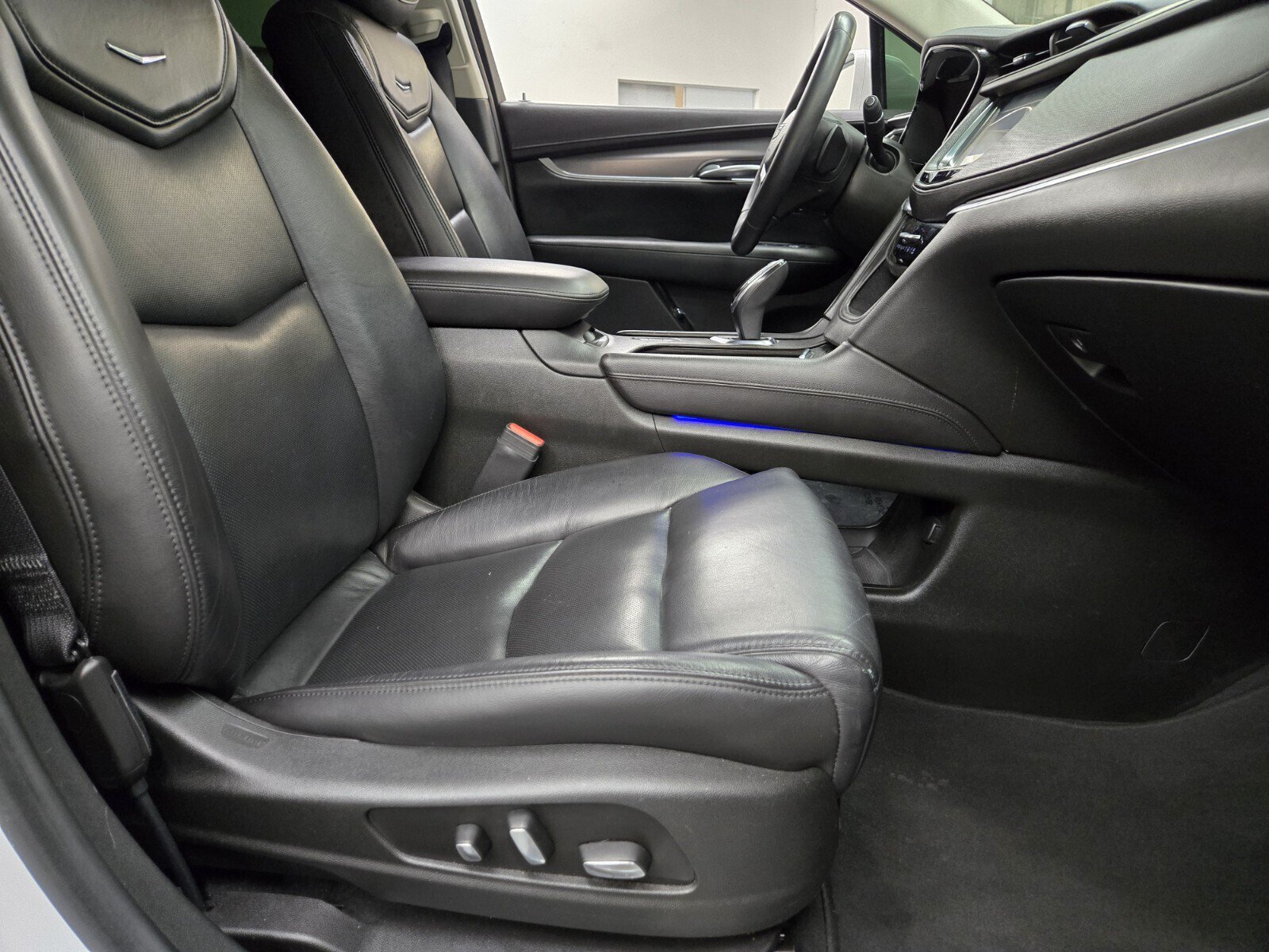 Used 2017 Cadillac XT5 Luxury w/ Driver Awareness Package AWD/4WD image 14