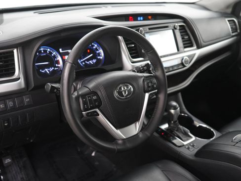 Used 2018 Toyota Highlander XLE AWD/4WD image 21