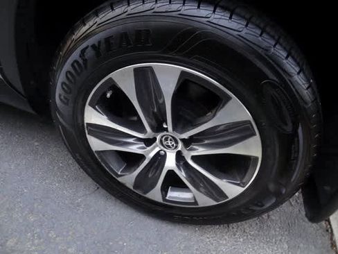 Used 2023 Toyota Highlander XLE image 12