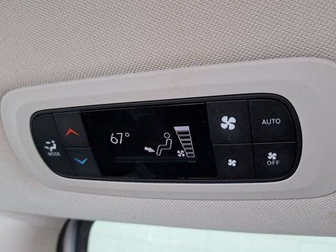 Used 2023 Chrysler Pacifica Touring-L FWD image 27