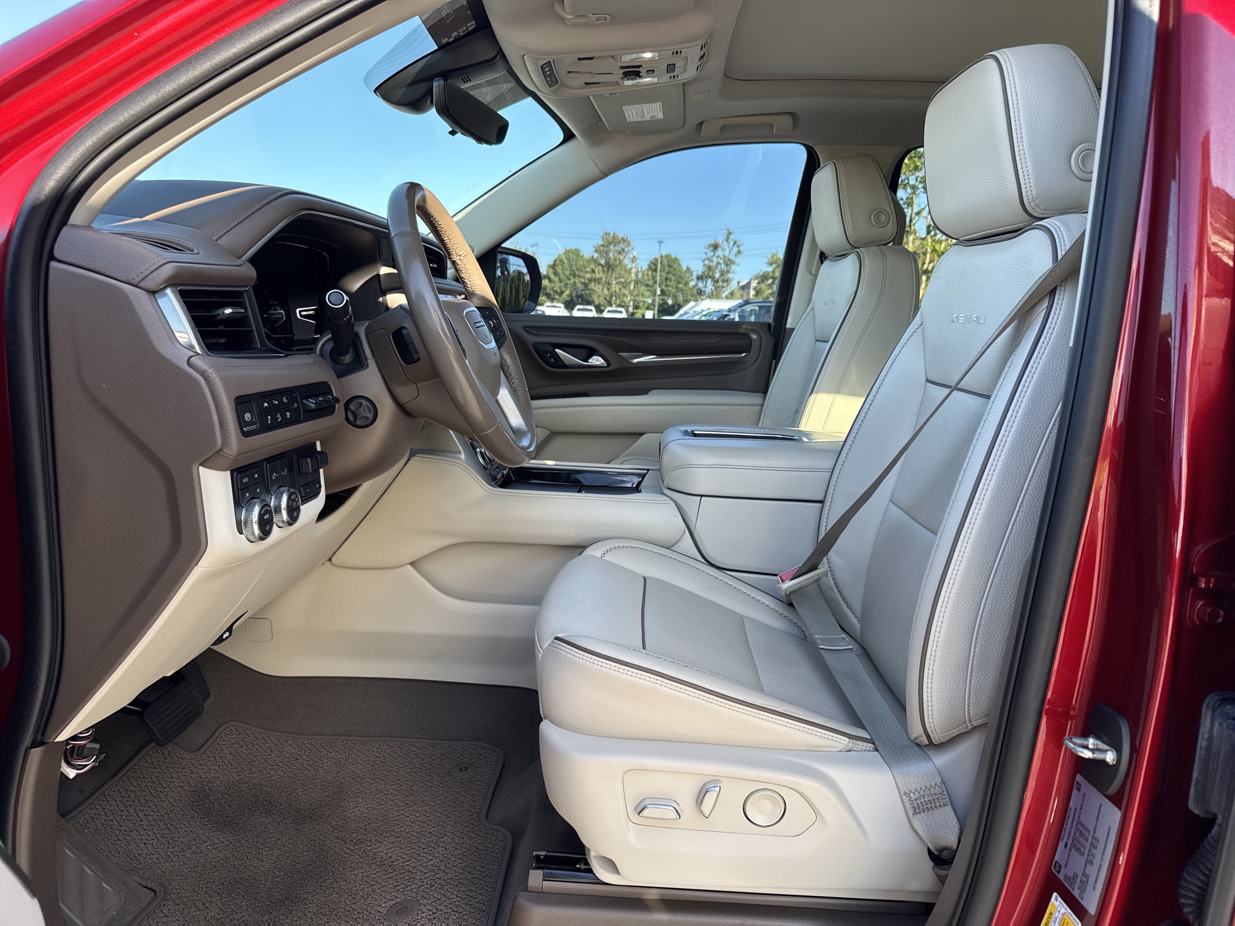 Used 2022 GMC Yukon XL Denali w/ Denali Premium Package AWD/4WD image 16