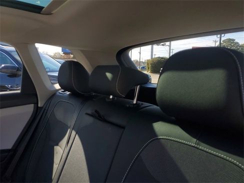 Certified 2025 Volkswagen Taos SE w/ Panoramic Sunroof Package image 9