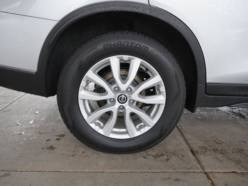 Used 2020 Nissan Rogue SV image 11