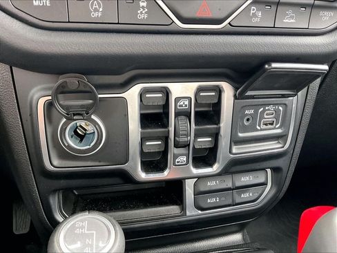 Used 2025 Jeep Wrangler Unlimited Sahara AWD/4WD image 24