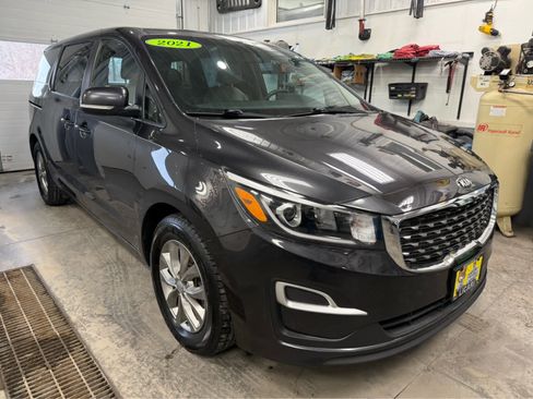 Used 2021 Kia Sedona LX image 3