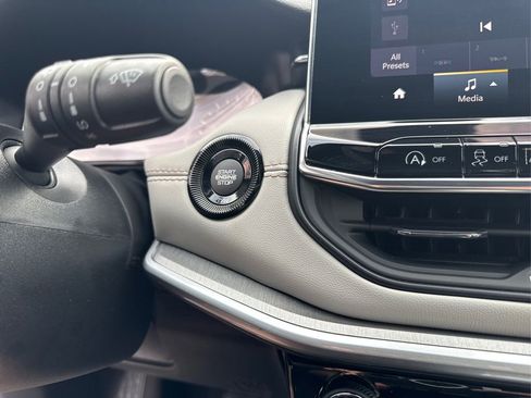 Used 2025 Jeep Compass Limited image 27