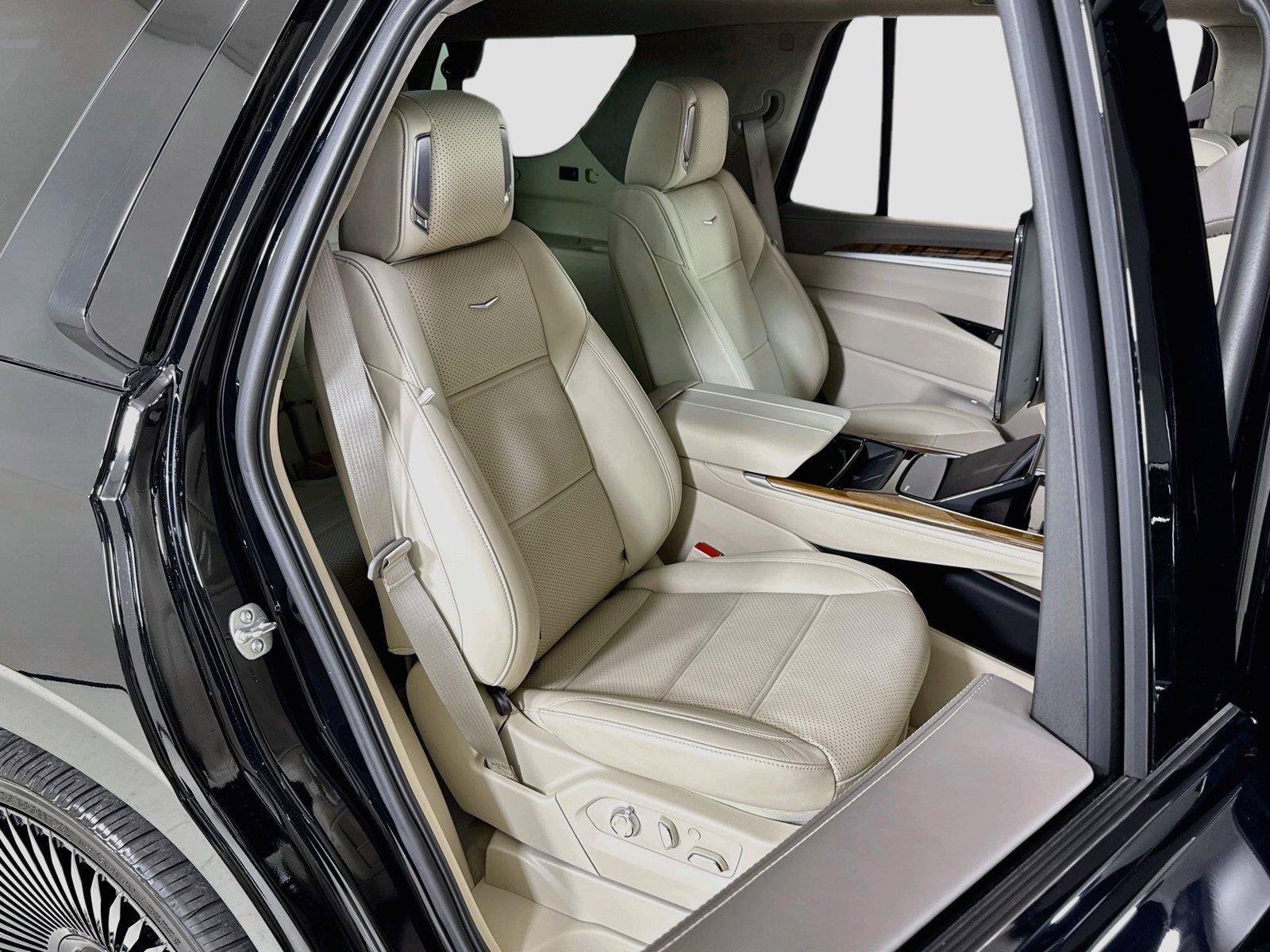 Used 2025 Cadillac Escalade Premium Luxury Platinum AWD/4WD image 29