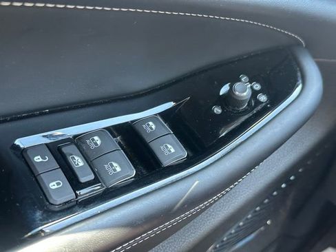 Used 2023 Jeep Grand Cherokee Overland w/ Luxury Tech Group IV AWD/4WD image 19