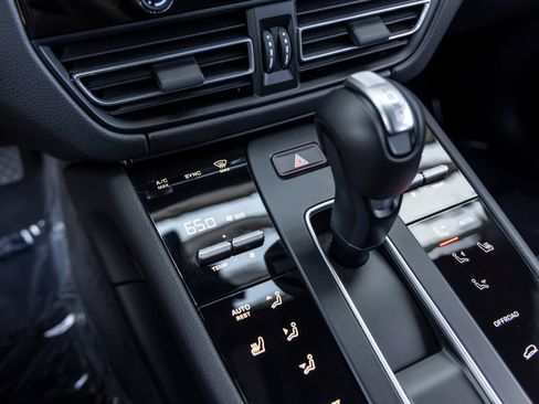 Certified 2026 Porsche Macan AWD/4WD image 44