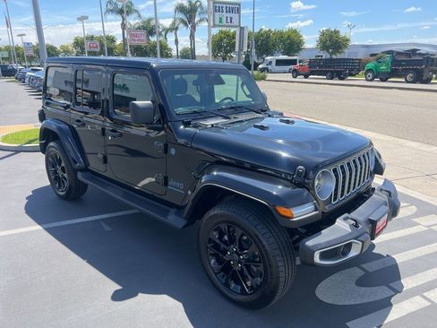 Used 2025 Jeep Wrangler Unlimited Sahara AWD/4WD image 10