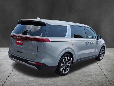 Used 2023 Kia Carnival EX FWD image 3