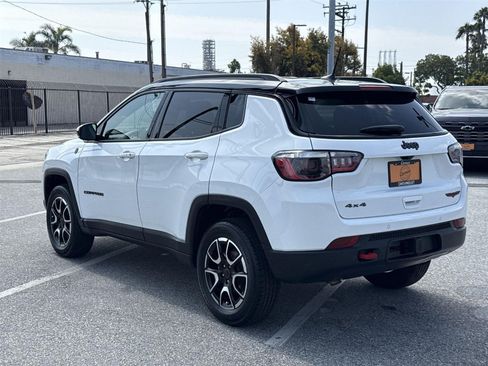 Used 2025 Jeep Compass Trailhawk w/ Trailer Tow Group AWD/4WD image 5