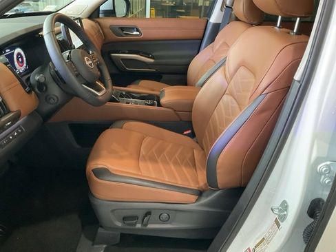 Used 2025 Nissan Pathfinder Platinum w/ Cargo Package image 4