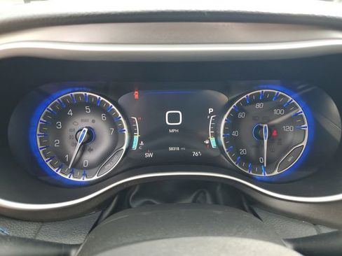 Used 2021 Chrysler Pacifica Touring FWD image 13