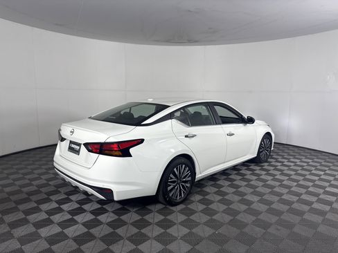 Used 2025 Nissan Altima 2.5 SV FWD image 4