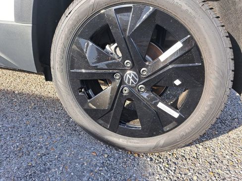 New 2026 Volkswagen Taos SE image 29