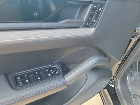 Used 2025 Porsche Cayenne image 25